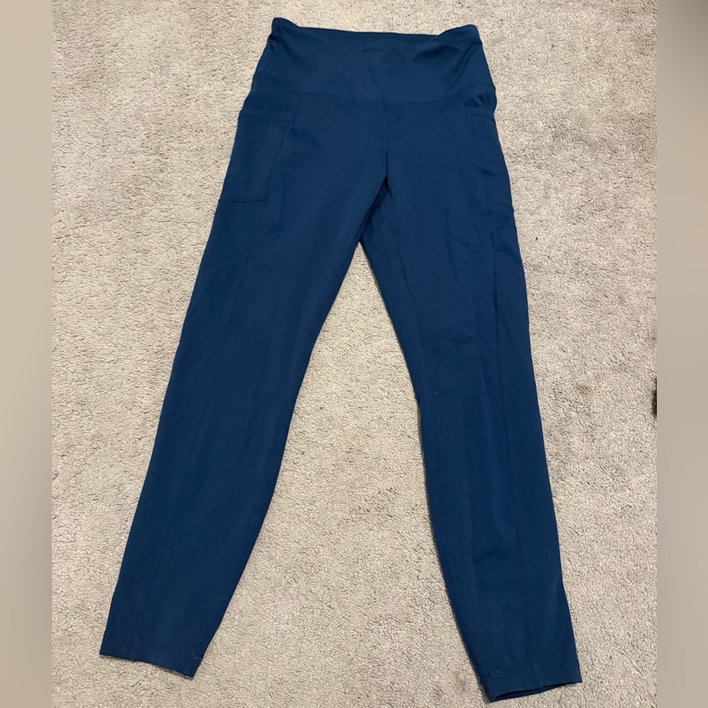NWOT: Women's Navy Blue Leggings with Pockets. Size Medium Free shipping